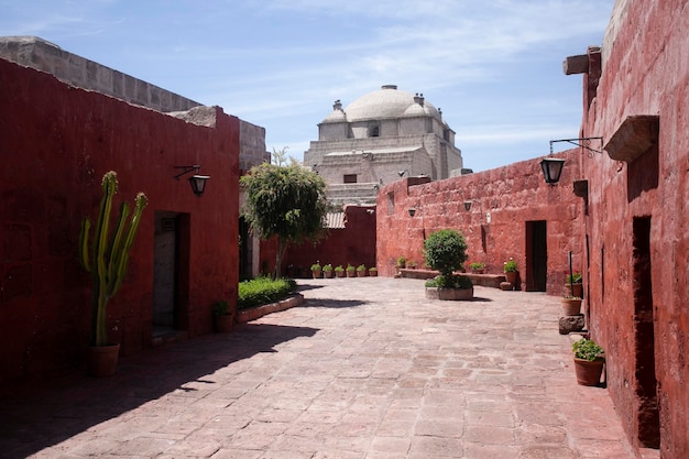 Convento de Santa Catalina, es un complejo turístico religioso ubicado en el centro de Arequipa, Perú.