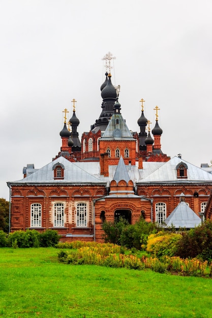 Convento Shamordino Convento de San Ambrosio y Nuestra Señora de Kazan es un convento ortodoxo ruso stauropegial en el pueblo de Shamordino Kaluga Oblast Rusia