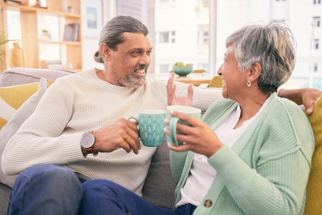 Conversa de café e casal maduro no sofá para criar um relacionamento saudável e conexão Amor de casamento e homem e mulher felizes tomando chá no sofá para relaxar em discussão conversando e conversando