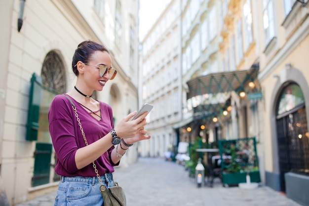 Conversa de mulher por seu smartphone na cidade.