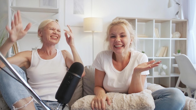 Conversa divertida entrevista podcast mulheres rindo