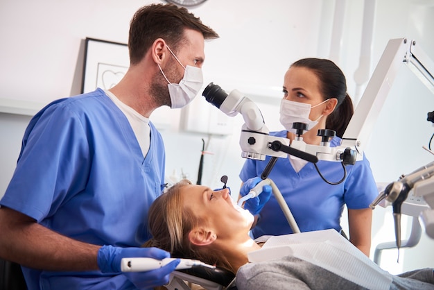 Conversa entre dois dentistas na clínica dentista