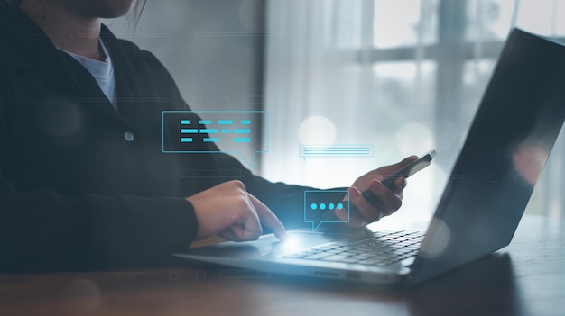 conversación de chat trabajando en casa en el cuadro de chat iconos aparecen concepto de tecnología de marketing de redes sociales conversación en vivo y conceptos de redes sociales