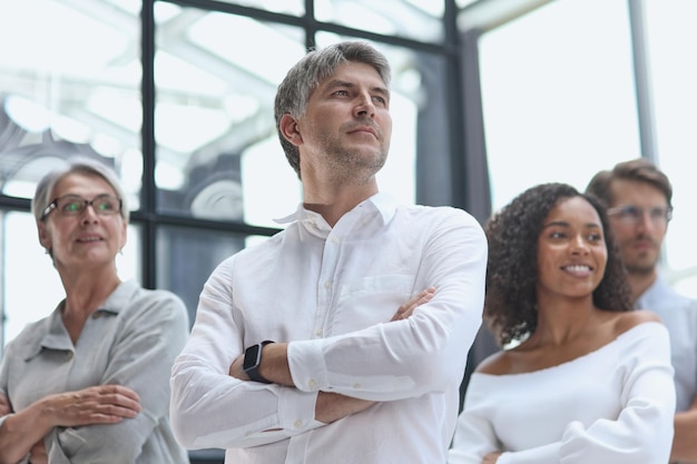 Conversación entre gerentes y empleados en la oficina.