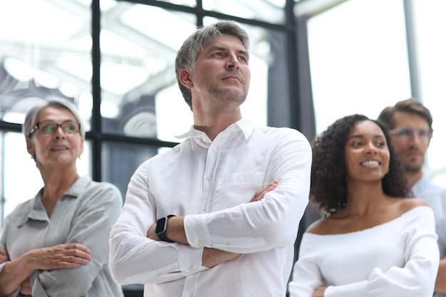 Conversación entre gerentes y empleados en la oficina.