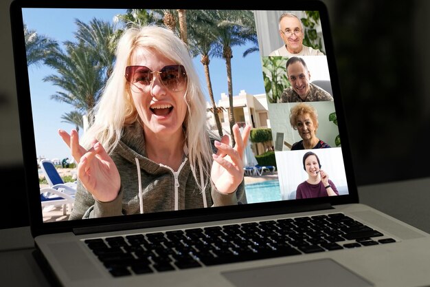 conversación en línea en una computadora portátil y una reunión de videoconferencia virtual. trabajo en línea, videollamada debido al distanciamiento social.