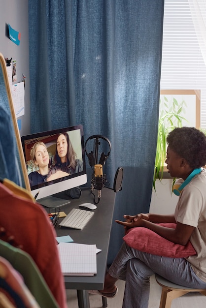 Conversación online con amigos en casa.