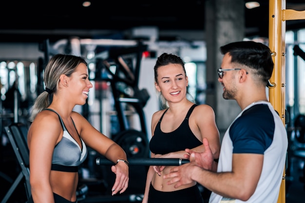 Conversando en el gimnasio.