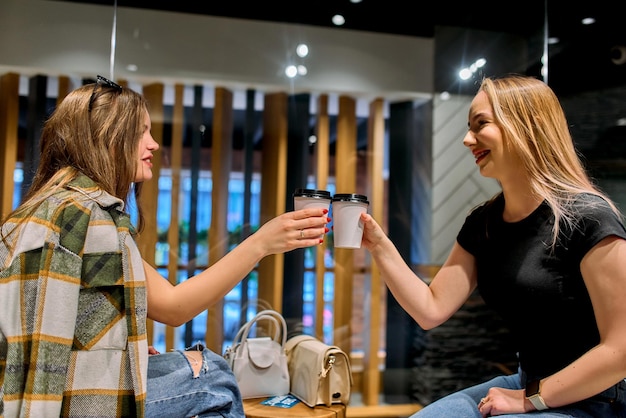 Conversar com dois amigos e relaxar depois de um longo dia com café e conversa.