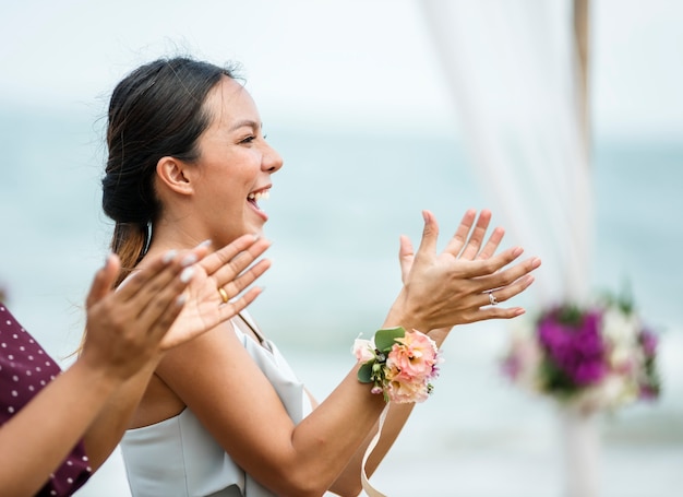 Convidados do casamento aplaudindo para a noiva eo noivo