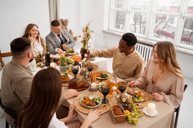 Foto convidados que vão ao casamento e comem à mesa