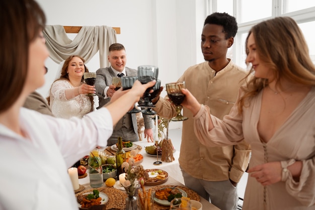 Foto convidados que vão ao casamento e comem à mesa