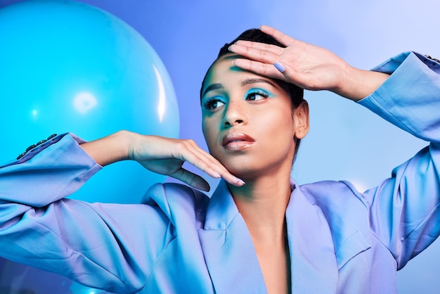Convierte tus sueños en tus alas Foto de estudio de una atractiva joven posando con globos sobre un fondo azul