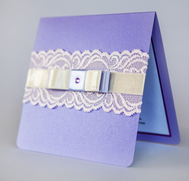 Foto convites de casamento feitos à mão em papel