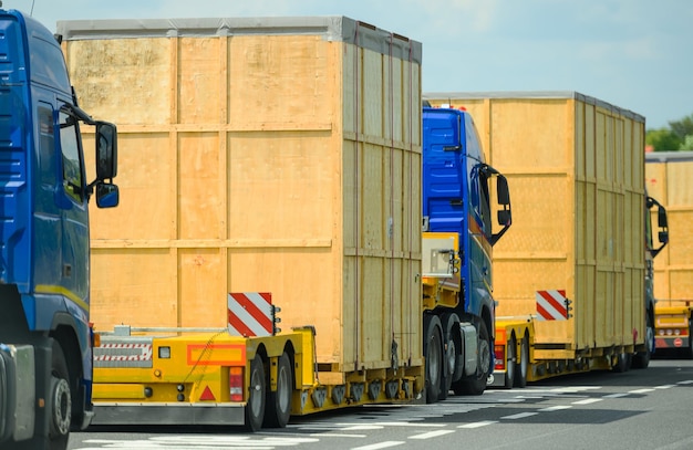 Foto convoy de carga pesada de gran tamaño