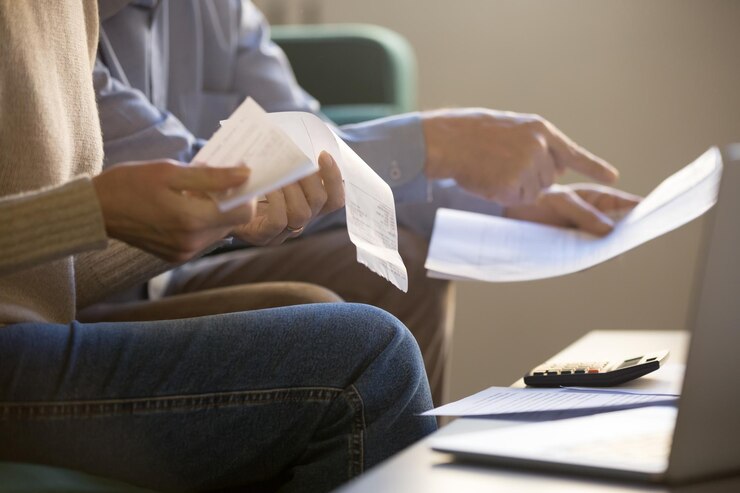 Foto los cónyuges administran el presupuesto familiar, compran facturas, compran cheques, imágenes recortadas de primer plano.