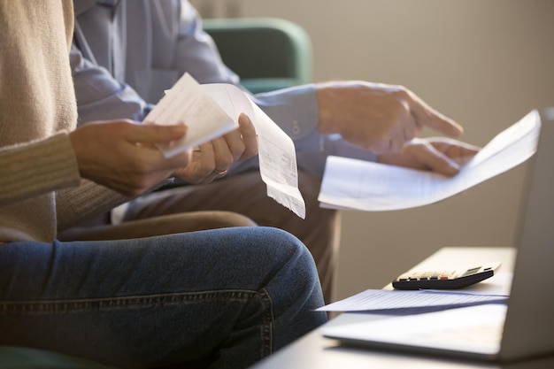 Los cónyuges administran el presupuesto familiar, compran facturas, compran cheques, imágenes recortadas de primer plano.