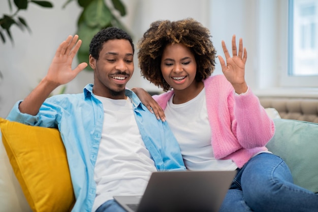 Los cónyuges negros positivos tienen una fiesta en línea con amigos