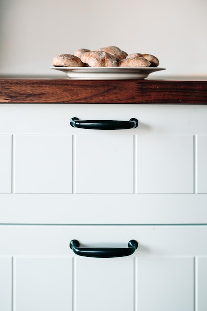 Foto coockies de jengibre en mesa de madera. cocina casera acogedora. hornear en casa.