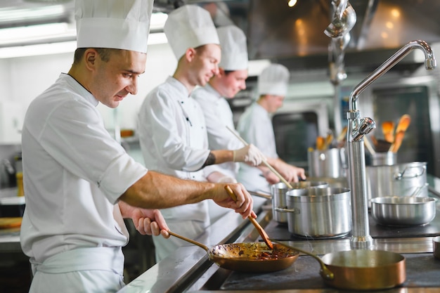 Cook cozinha em um restaurante.