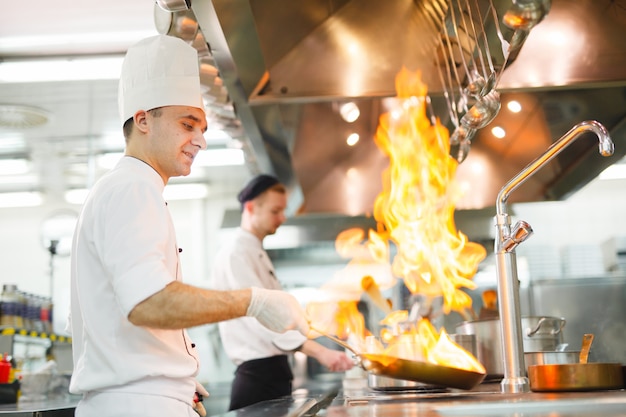 Cook cozinha em um restaurante.