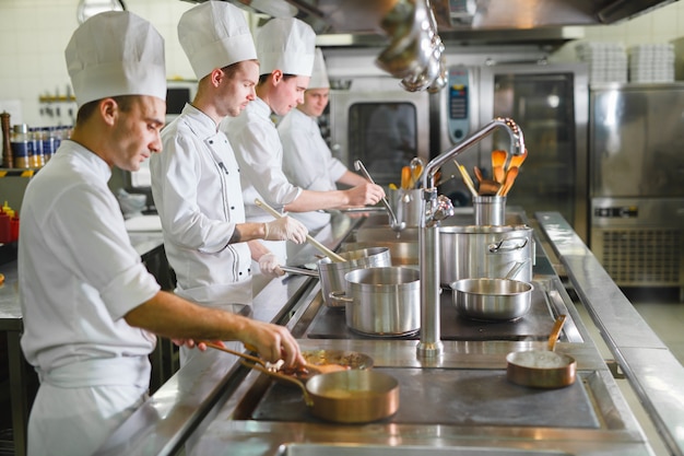 Cook cozinha em um restaurante.