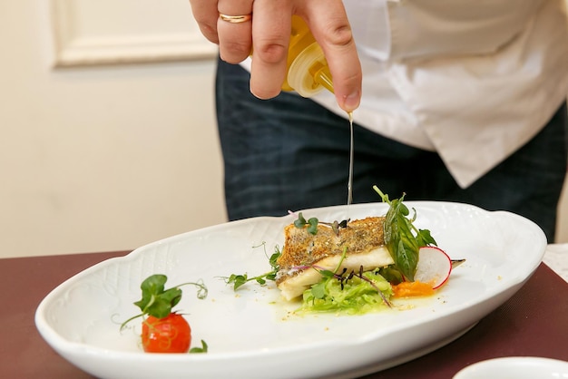 Cook kocht Fischgericht gebackenes Zanderfilet