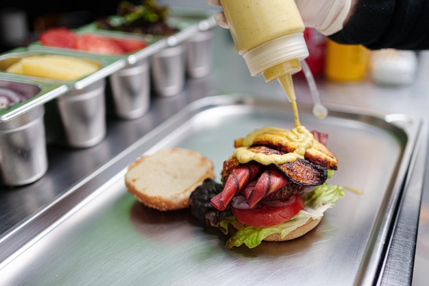 Cook prepara hambúrguer vegano em seu restaurante