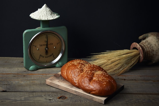 Cook vierte harina sobre el pan