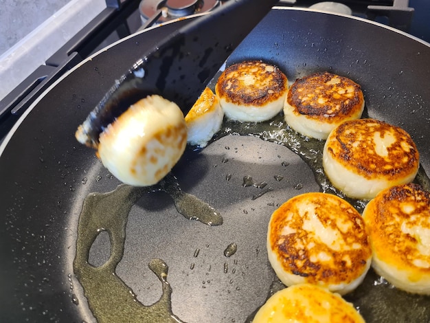 Cook vira cheesecakes são fritos na panela