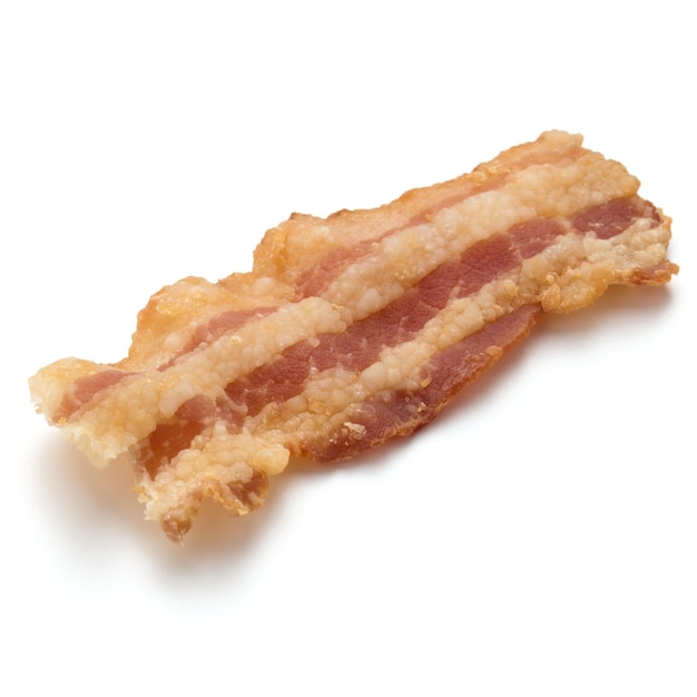 Foto cooked crispy slice of bacon isolated on white background