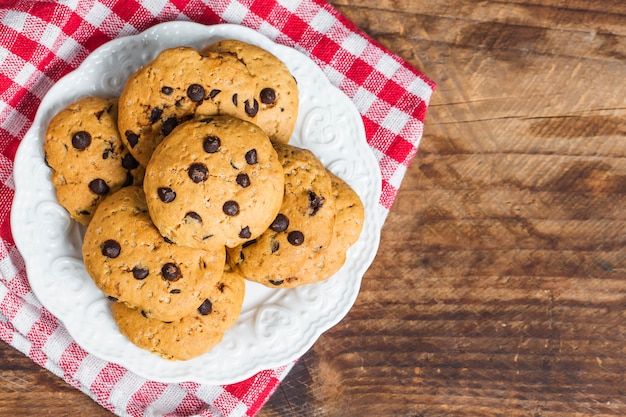 cookie de chocolate no fundo branco