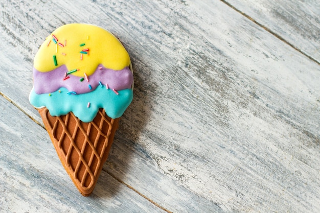 Cookie em forma de sorvete. Biscoito com esmalte colorido. Sabor doce e cores vivas. Desenho original de pastelaria.