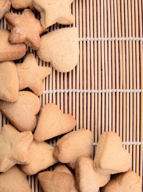 Cookie en forma de corazones y estrellas.