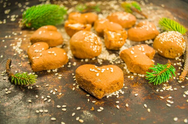 Cookie-Herz auf Holztisch Valentinstag