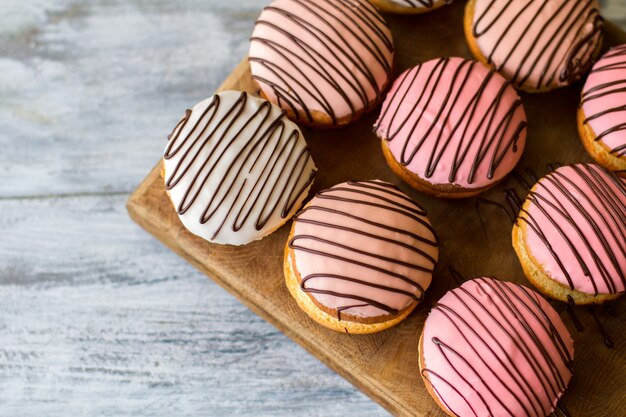 Cookie-Sandwiches auf Holzbrett. Draufsicht auf glasierte Kekse. Bush-Kuchen vom Konditorei-Café. Beste Leckereien für Ihre Gäste.