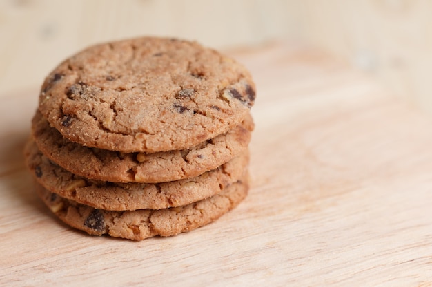 Las cookies se apilan en una mesa de madera