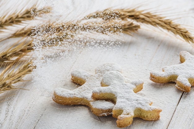 Cookies auf einem hölzernen Hintergrund