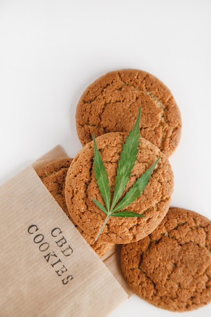 Cookies caseiros com cannabis cbd e enfeite de folhas tratamento de maconha medicinal para uso em alimentos