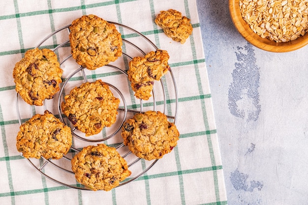 Cookies caseiros de aveia com cranberries e sementes de abóbora