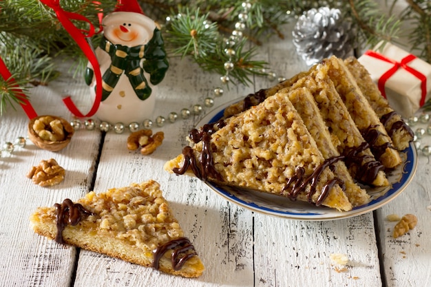 Cookies com recheio de nozes, geleia de laranja e cobertura de chocolate