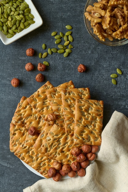 Cookies com sementes de abóbora e nozes, camada plana