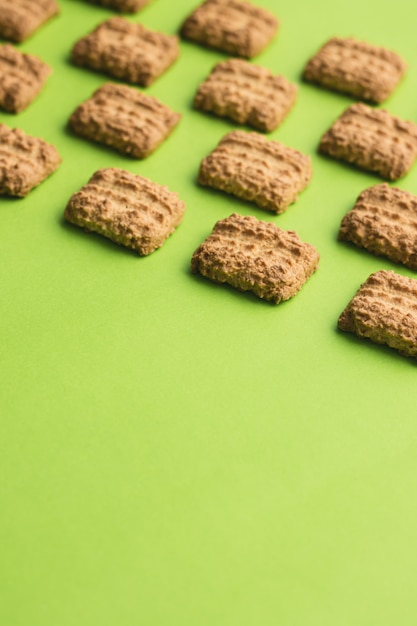 Cookies como padrão em fundo verde