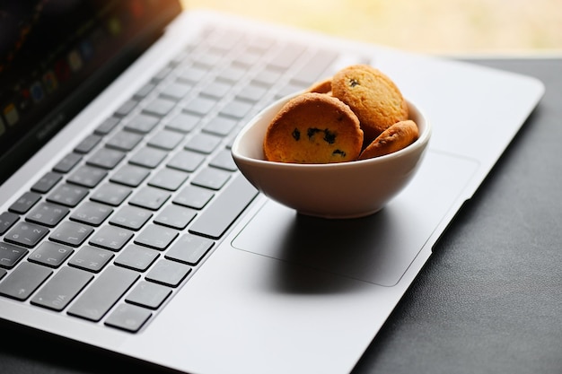 Cookies da Internet cookies do navegador da Internet conceito mini cookies no laptop do computador do teclado
