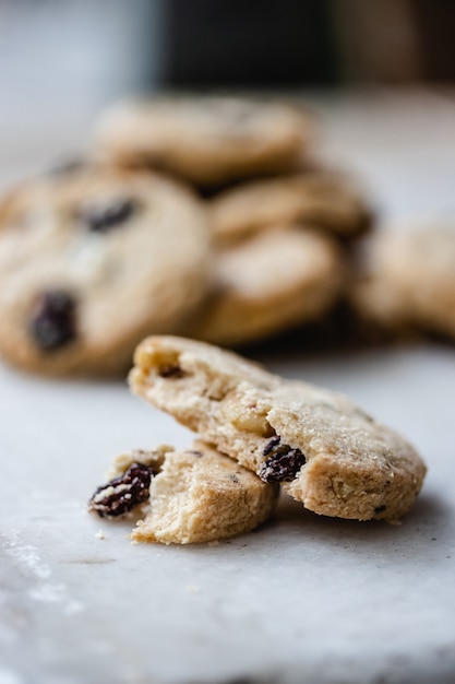 Cookies de aveia e passas.