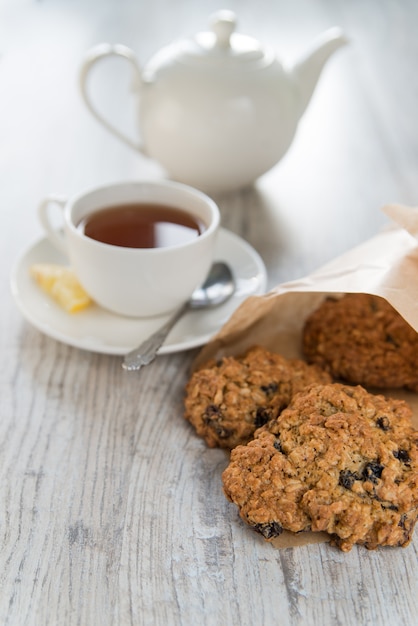 Cookies de aveia e xícara de chá