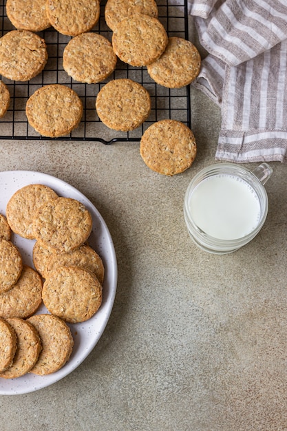 Foto cookies de aveia saudáveis com cereais, sementes e nozes com um copo de leite