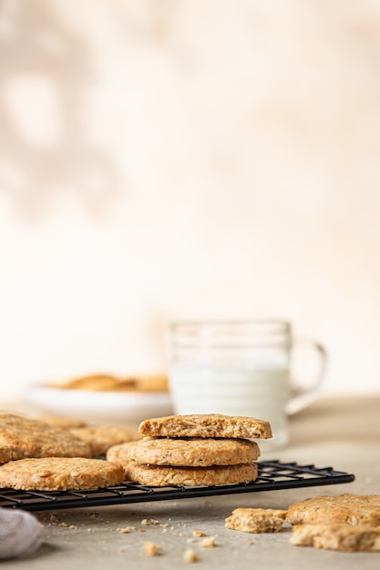 Cookies de aveia saudáveis com cereais, sementes e nozes com um copo de leite