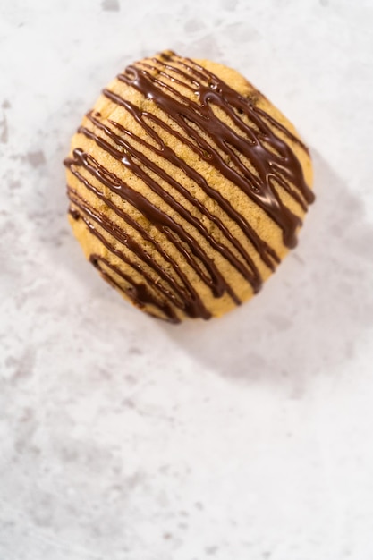 Cookies de banana com calda de chocolate