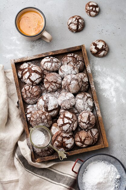 Cookies de brownie de chocolate em açúcar de confeiteiro. Lascas de chocolate